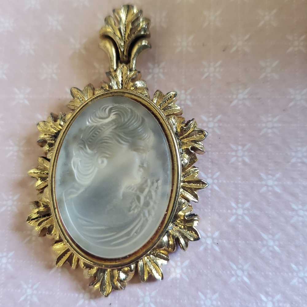 Frosted Gold Plate Cameo Pendant - Picture 2 of 6